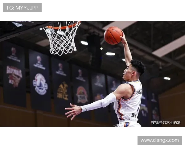 周鹏的篮球传奇之路：从青涩少年到赛场巨星的成长历程与心路历程